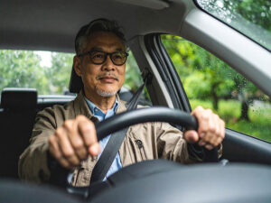 車を運転する年配の男性
