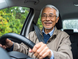 車を運転する年配の男性