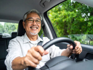 車を運転する年配の男性