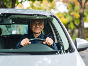 車を運転する年配の男性