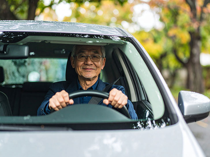 車を運転する年配の男性