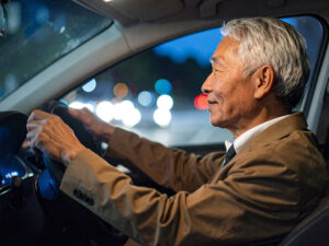 車を運転する年配の男性