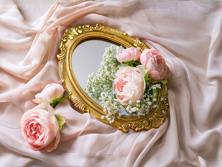 豪華な鏡と美しい芍薬の花