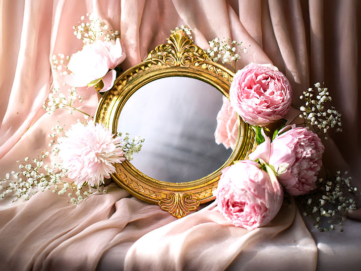 豪華な鏡と美しい芍薬の花