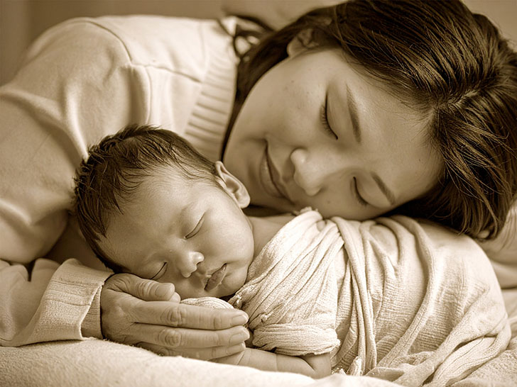 赤ちゃんと一緒に眠るお母さん