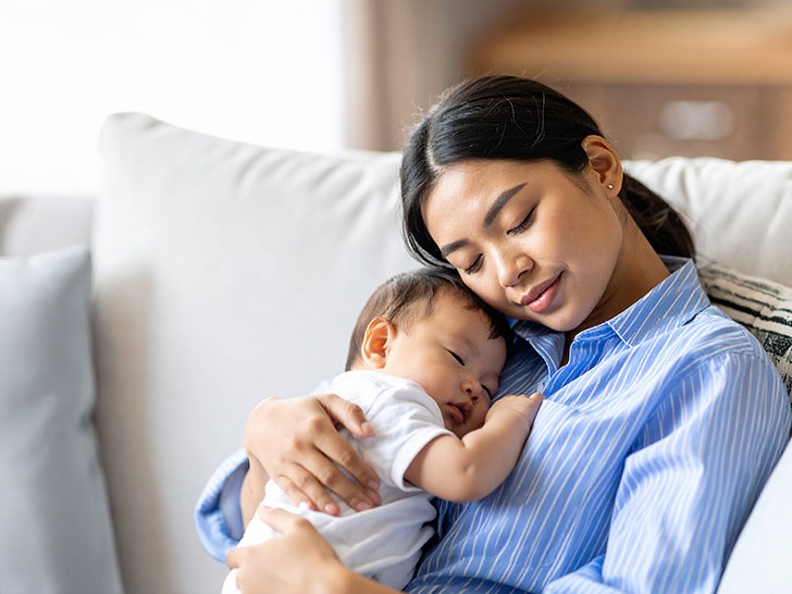 赤ちゃんと一緒に眠るお母さん