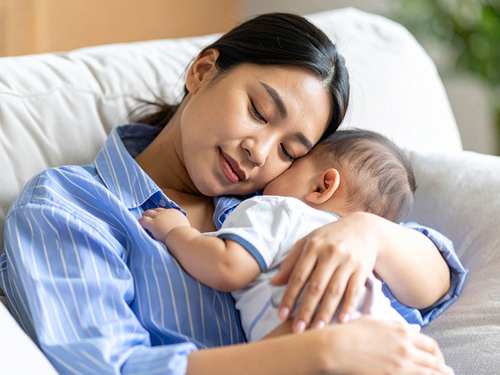 赤ちゃんと一緒に眠るお母さん