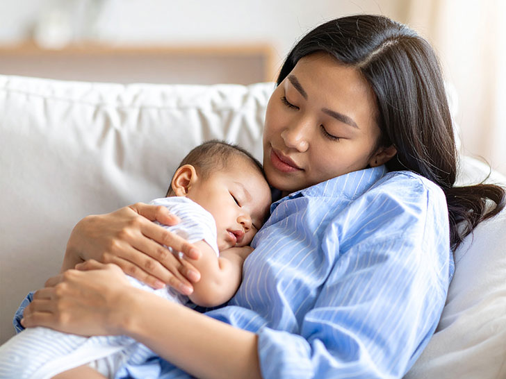 赤ちゃんと一緒に眠るお母さん