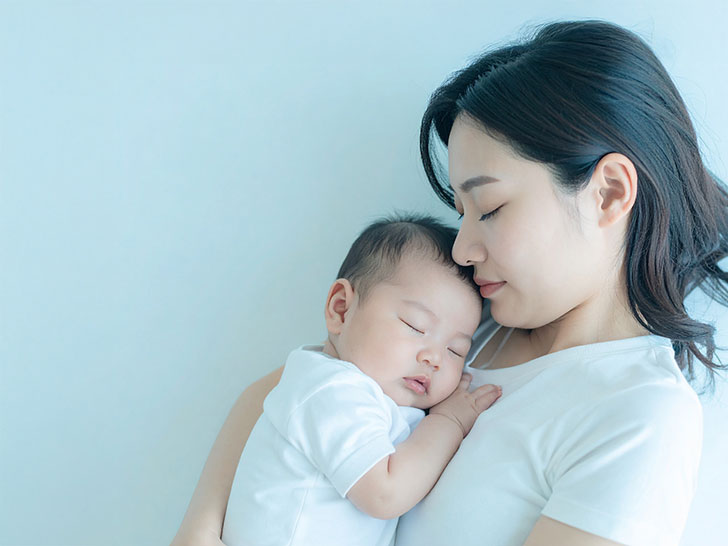 赤ちゃんと一緒に眠るお母さん