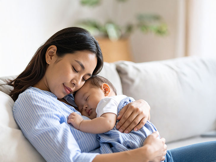 赤ちゃんと一緒に眠るお母さん