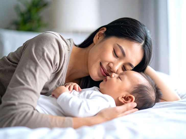 赤ちゃんと一緒に眠るお母さん