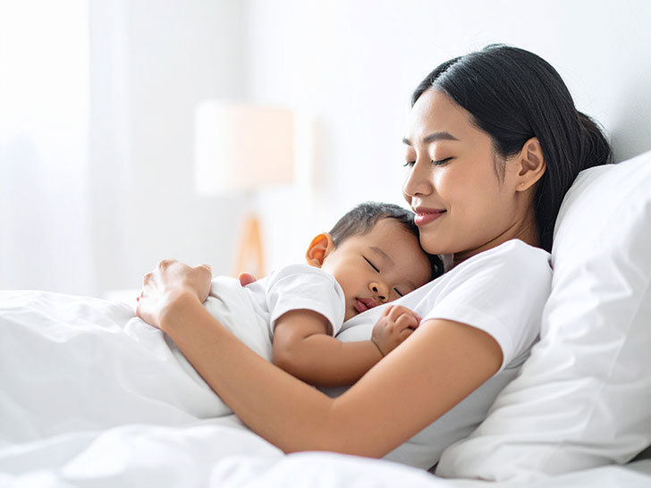 赤ちゃんと一緒に眠るお母さん