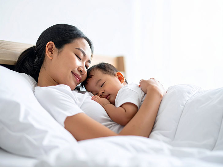 赤ちゃんと一緒に眠るお母さん