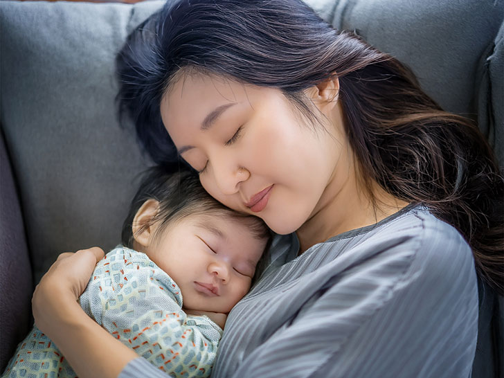 赤ちゃんと一緒に眠るお母さん