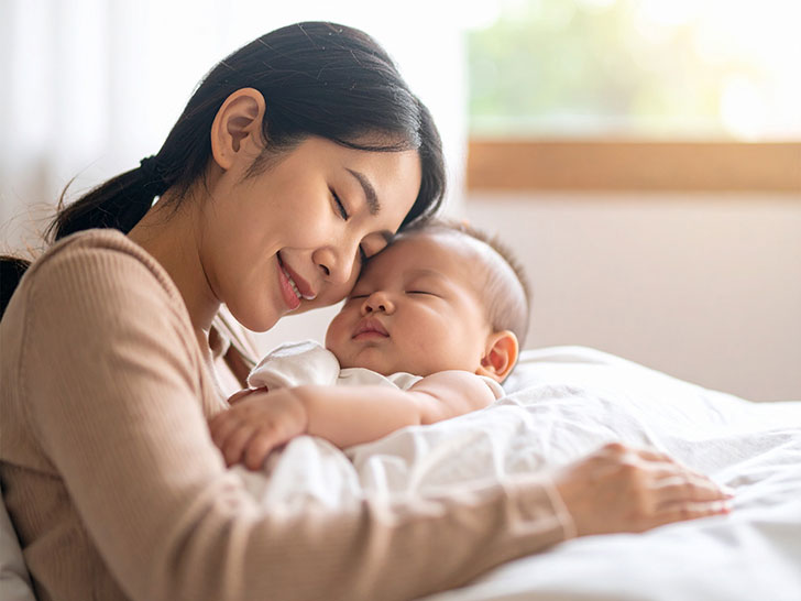 赤ちゃんと一緒に眠るお母さん