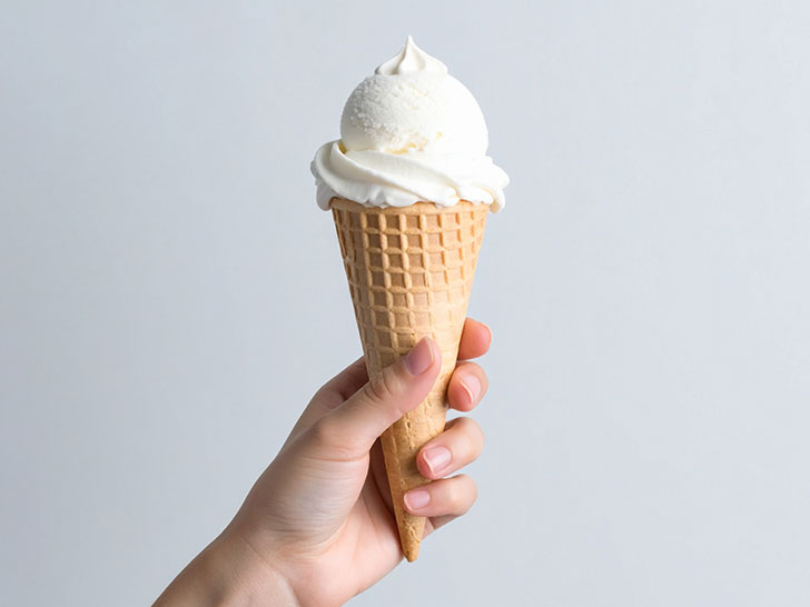 アイスクリームを持つ手