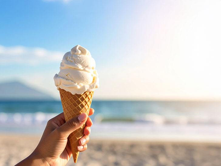 アイスクリームを持つ手