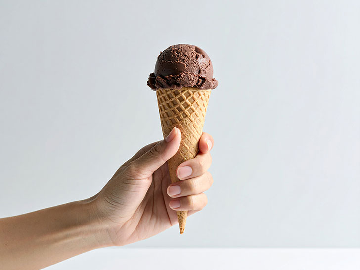 アイスクリームを持つ手