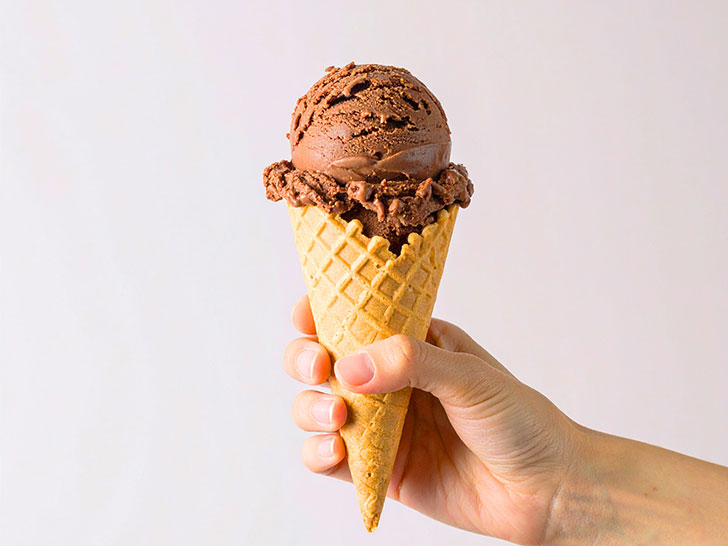 アイスクリームを持つ手