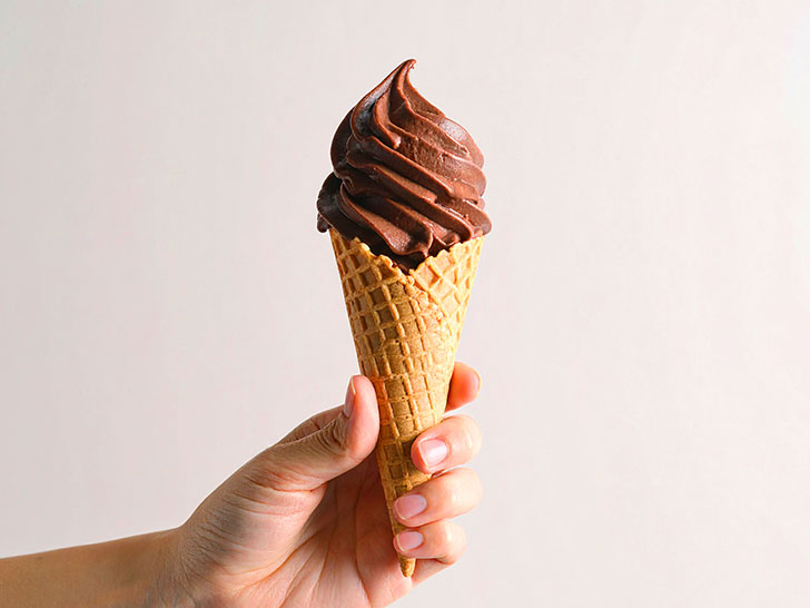 アイスクリームを持つ手