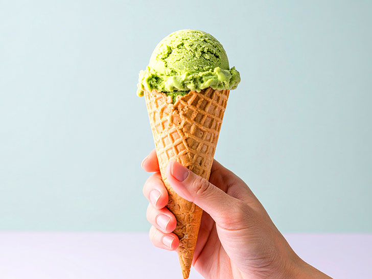 アイスクリームを持つ手