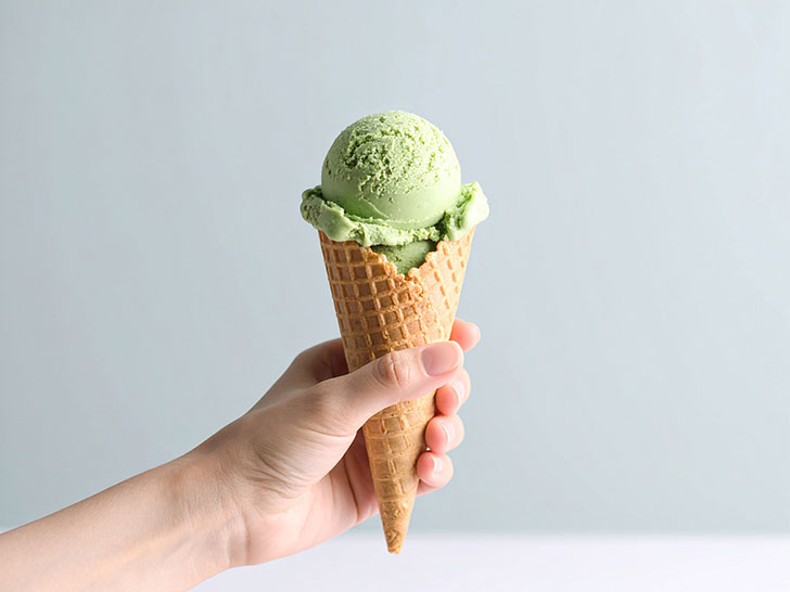 アイスクリームを持つ手