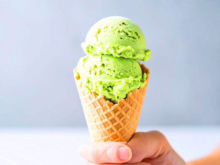 アイスクリームを持つ手