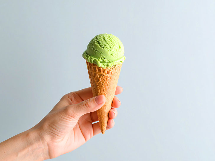 アイスクリームを持つ手
