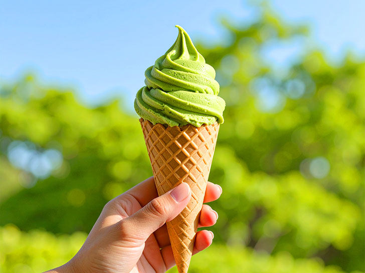 アイスクリームを持つ手