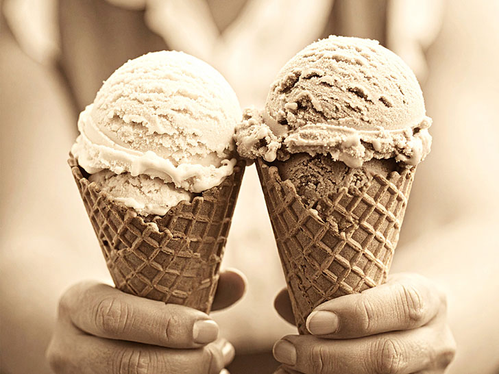 アイスクリームを持つ手