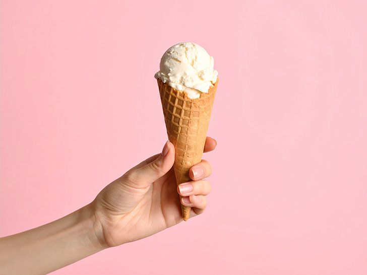 アイスクリームを持つ手