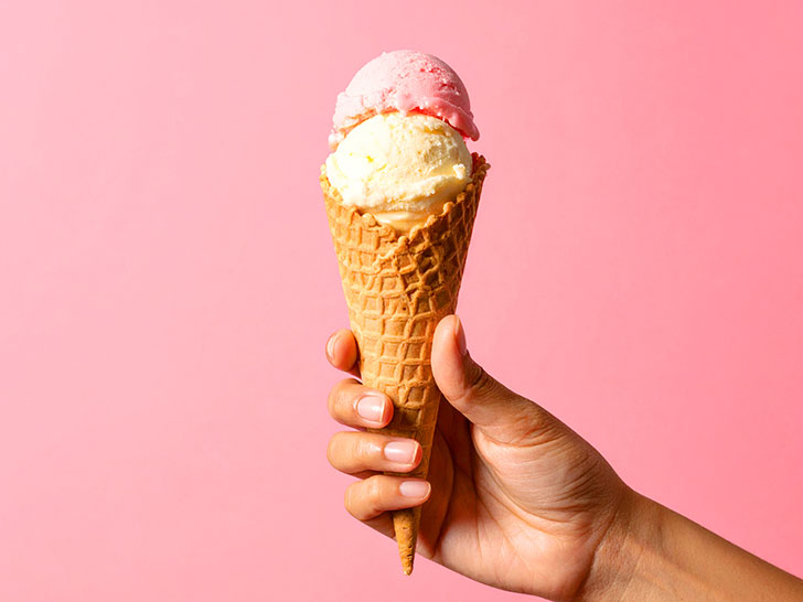 アイスクリームを持つ手