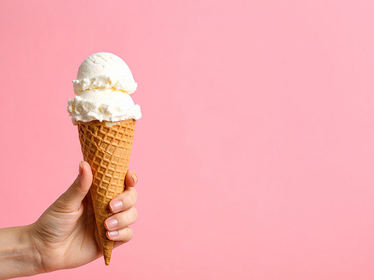 アイスクリームを持つ手