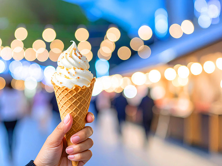 アイスクリームを持つ手
