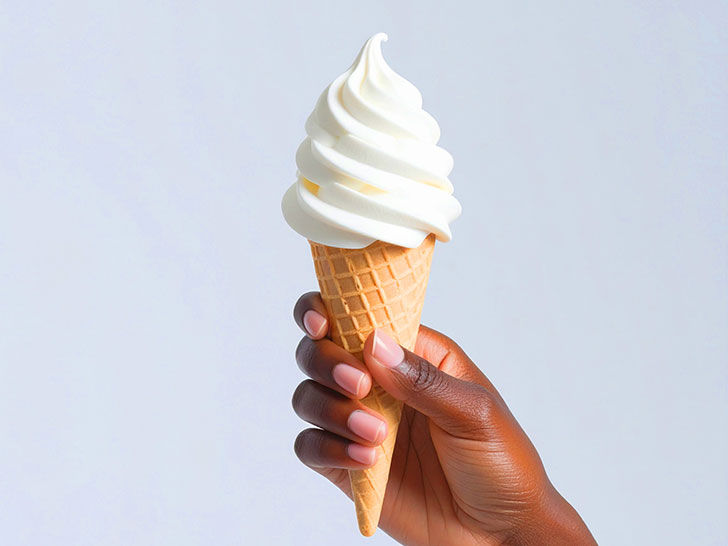 アイスクリームを持つ手