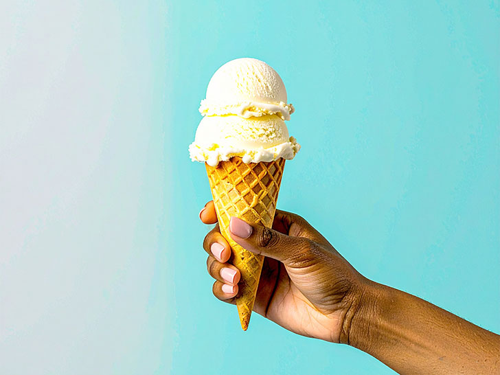 アイスクリームを持つ手