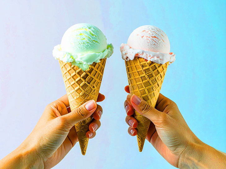 アイスクリームを持つ手