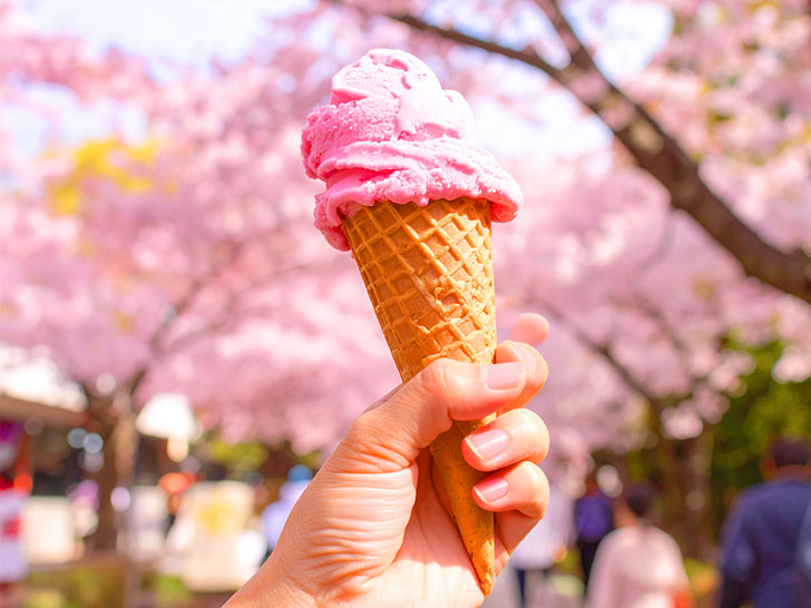 アイスクリームを持つ手