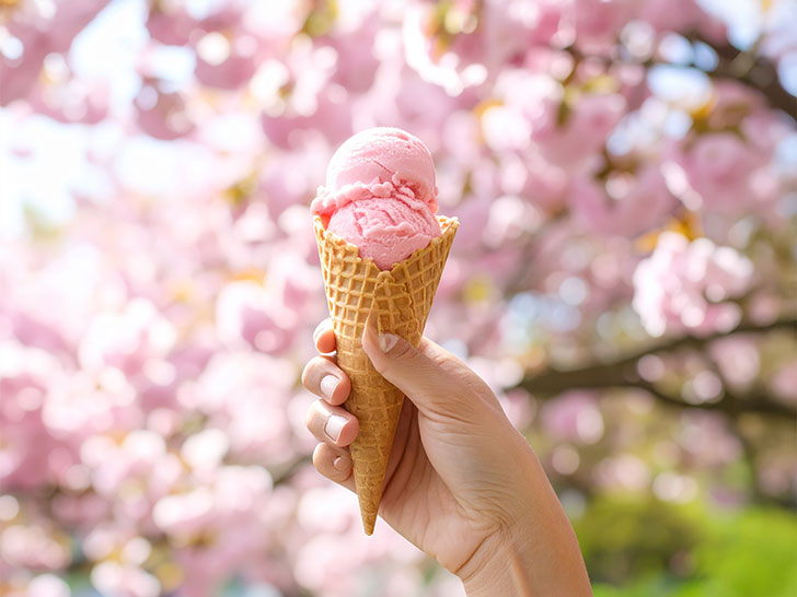 アイスクリームを持つ手
