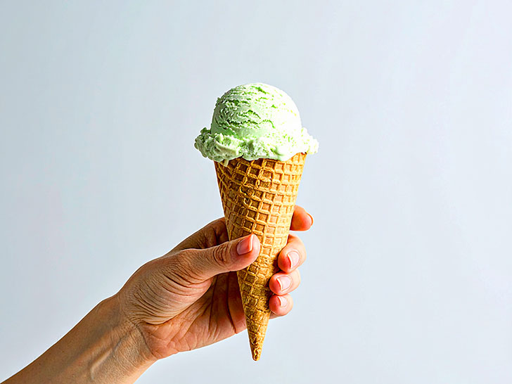 アイスクリームを持つ手