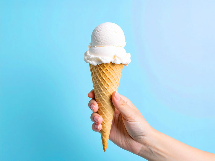 アイスクリームを持つ手