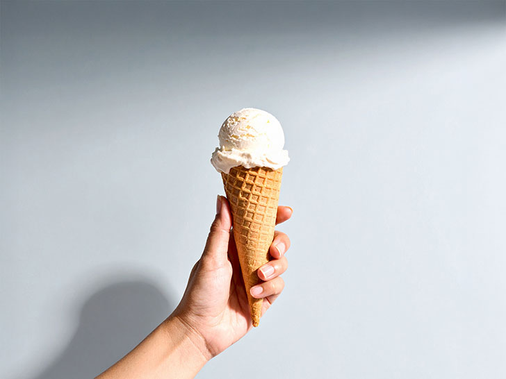 アイスクリームを持つ手