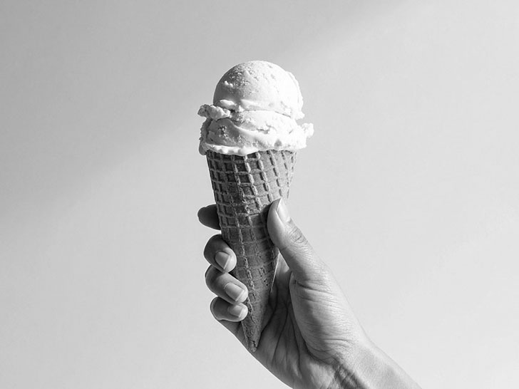 アイスクリームを持つ手