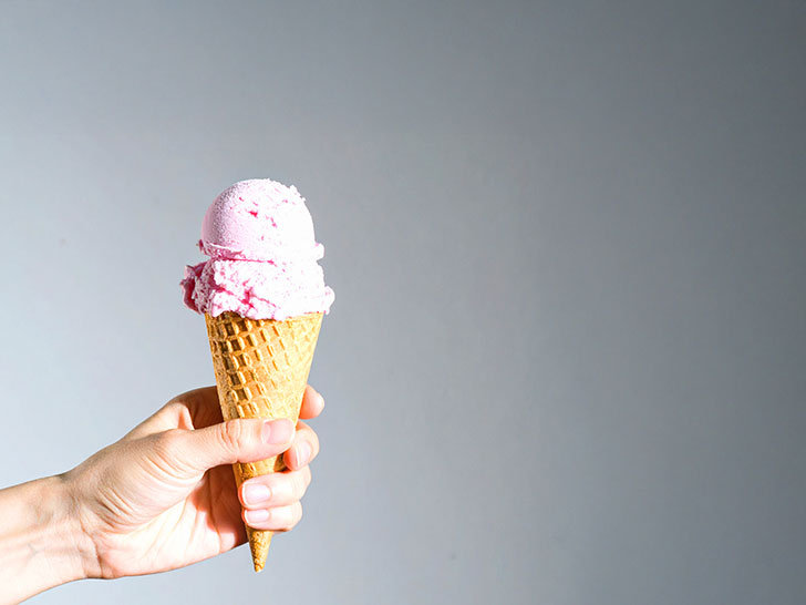 アイスクリームを持つ手