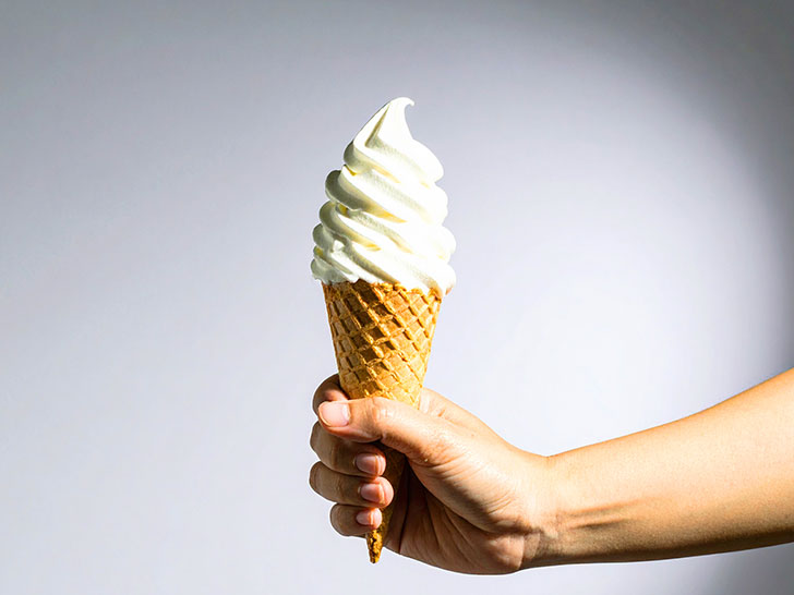 アイスクリームを持つ手