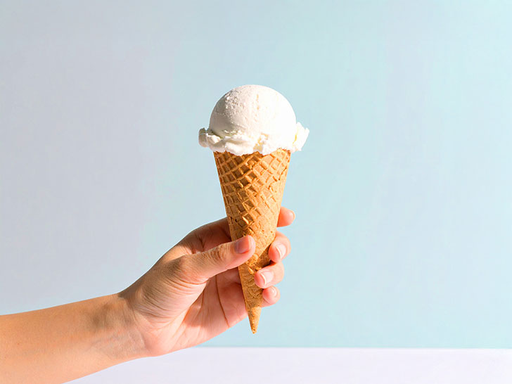 アイスクリームを持つ手