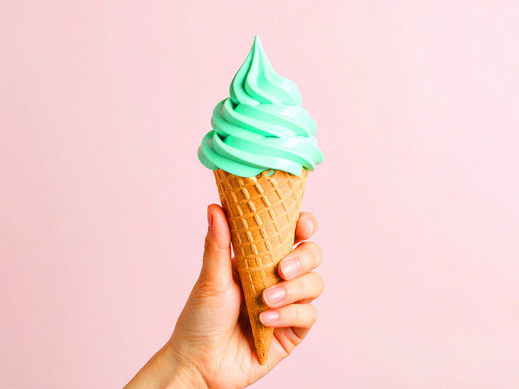 アイスクリームを持つ手