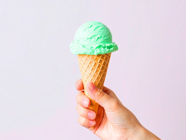 アイスクリームを持つ手