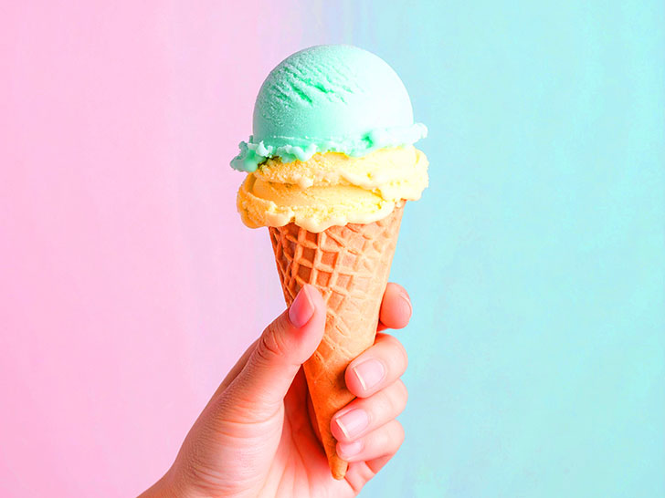 アイスクリームを持つ手