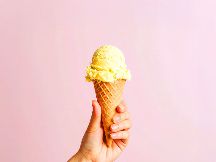 アイスクリームを持つ手